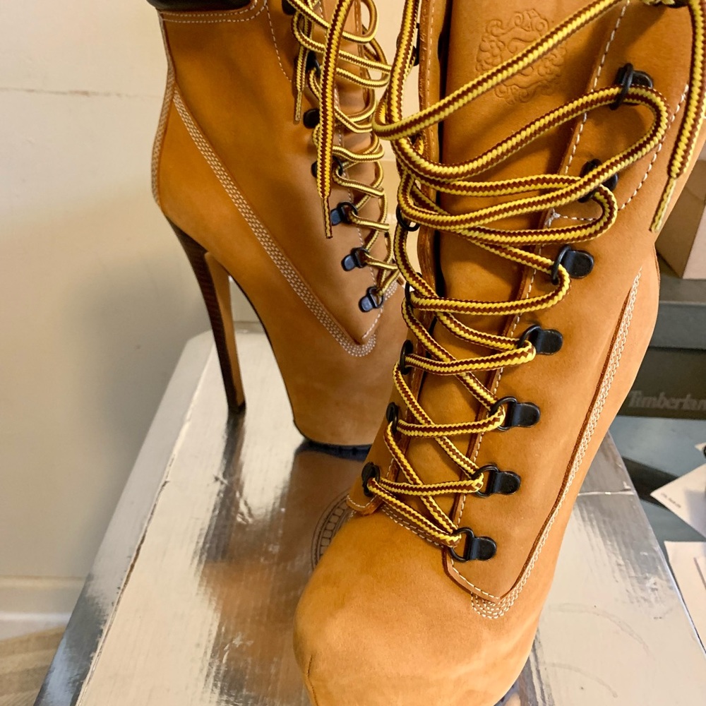 SOLD Brand new never worn ZigiNy Z-Jo timberland still boot size 6